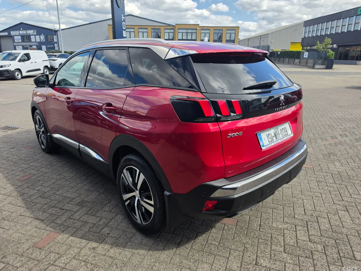 Peugeot 3008 MPV, Petrol, 2019, Red