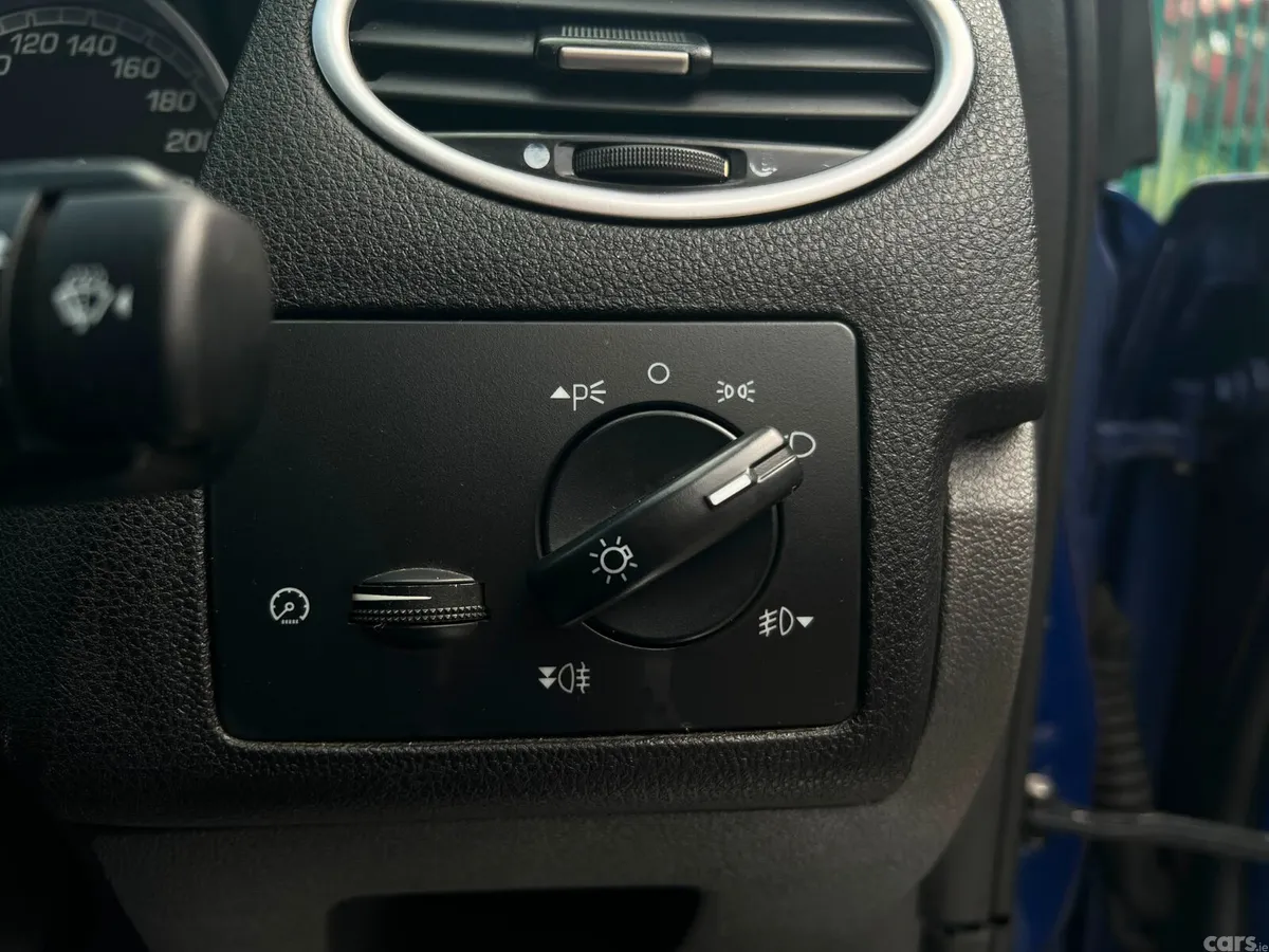Ford Focus Hatchback, Petrol, 2006, Blue