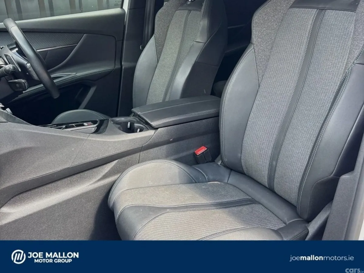 Peugeot 5008 MPV, Petrol Hybrid, 2024, White