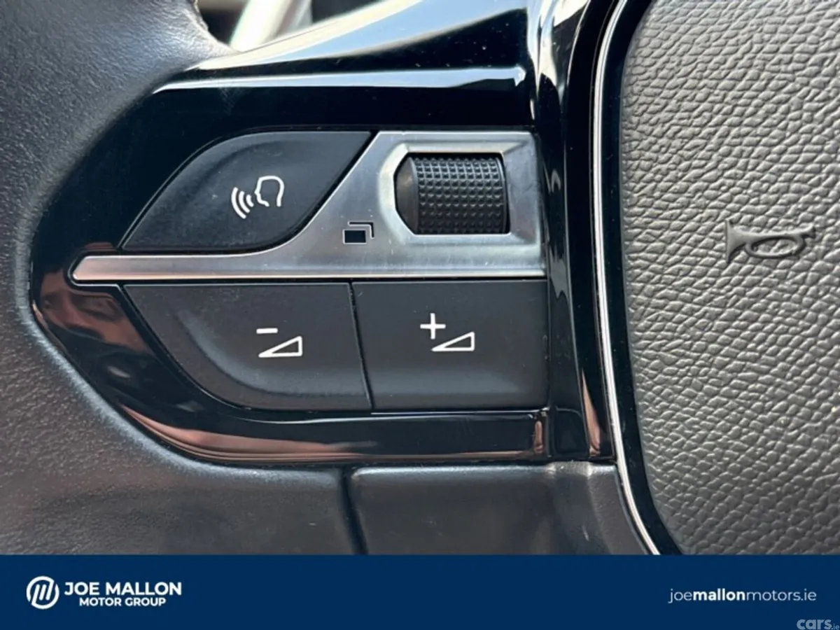 Peugeot 5008 MPV, Petrol Hybrid, 2024, White