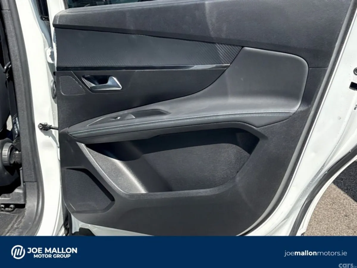 Peugeot 5008 MPV, Petrol Hybrid, 2024, White