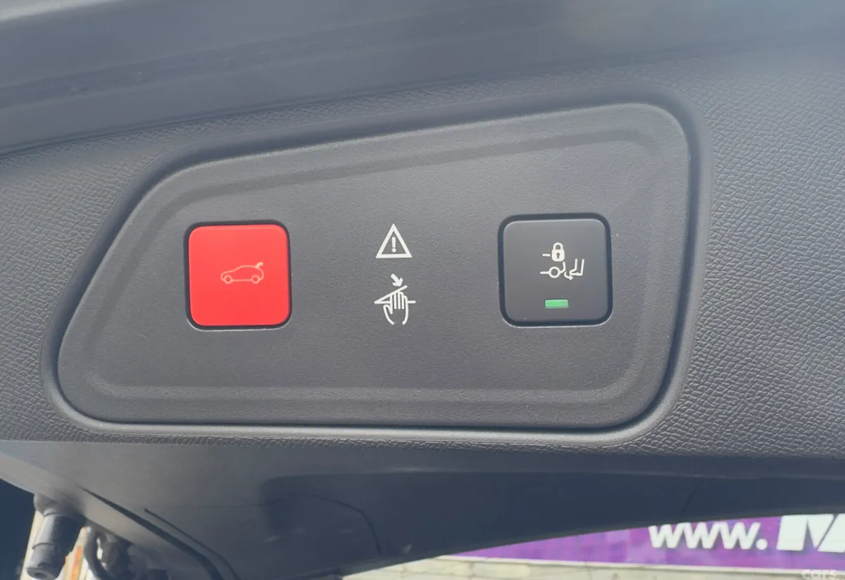 Peugeot 3008 SUV, Diesel, 2019, Green