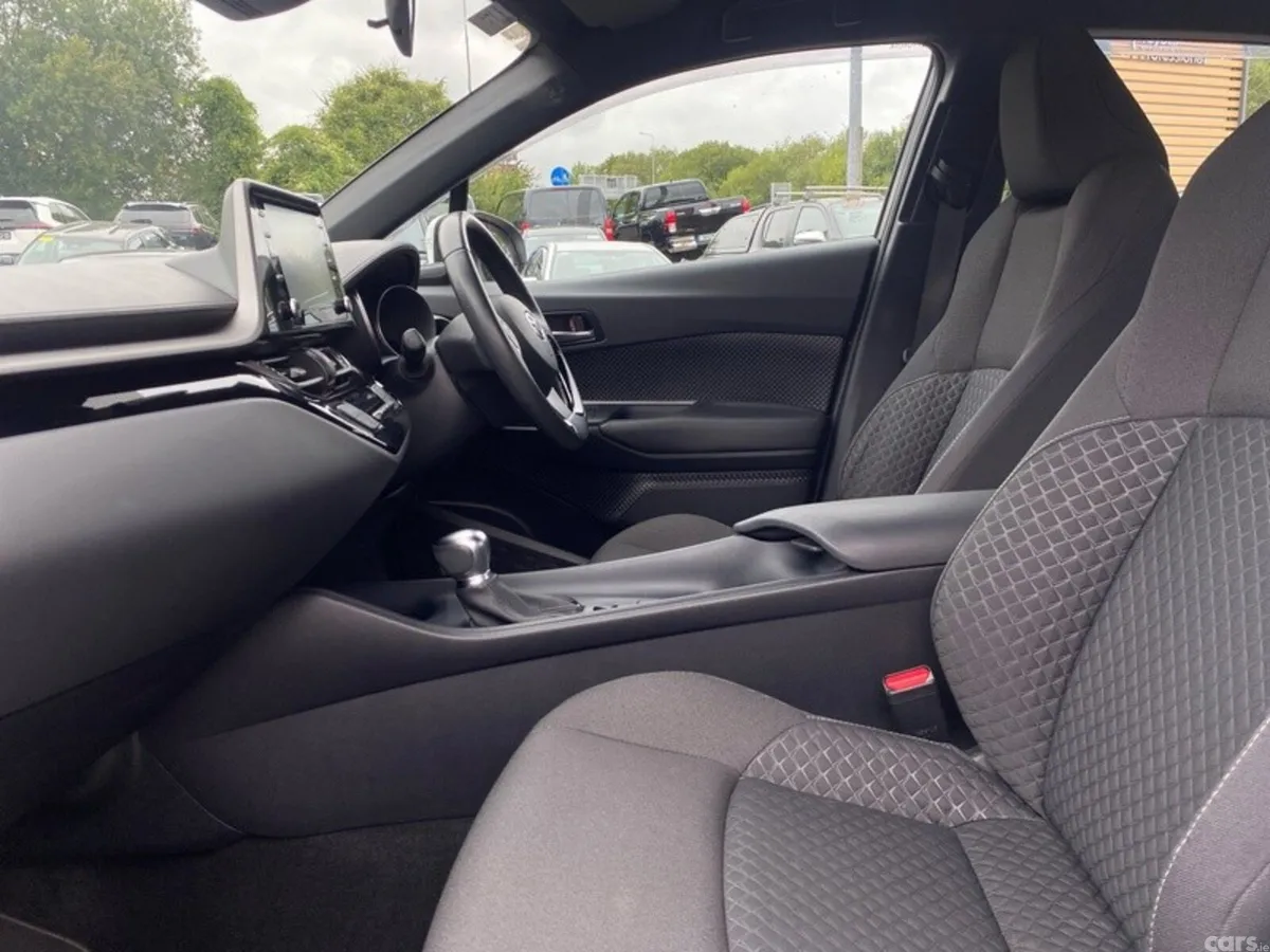 Toyota C-HR SUV, Petrol Hybrid, 2023, White