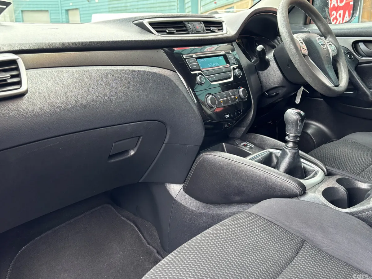 Nissan Qashqai Hatchback, Diesel, 2015, Red