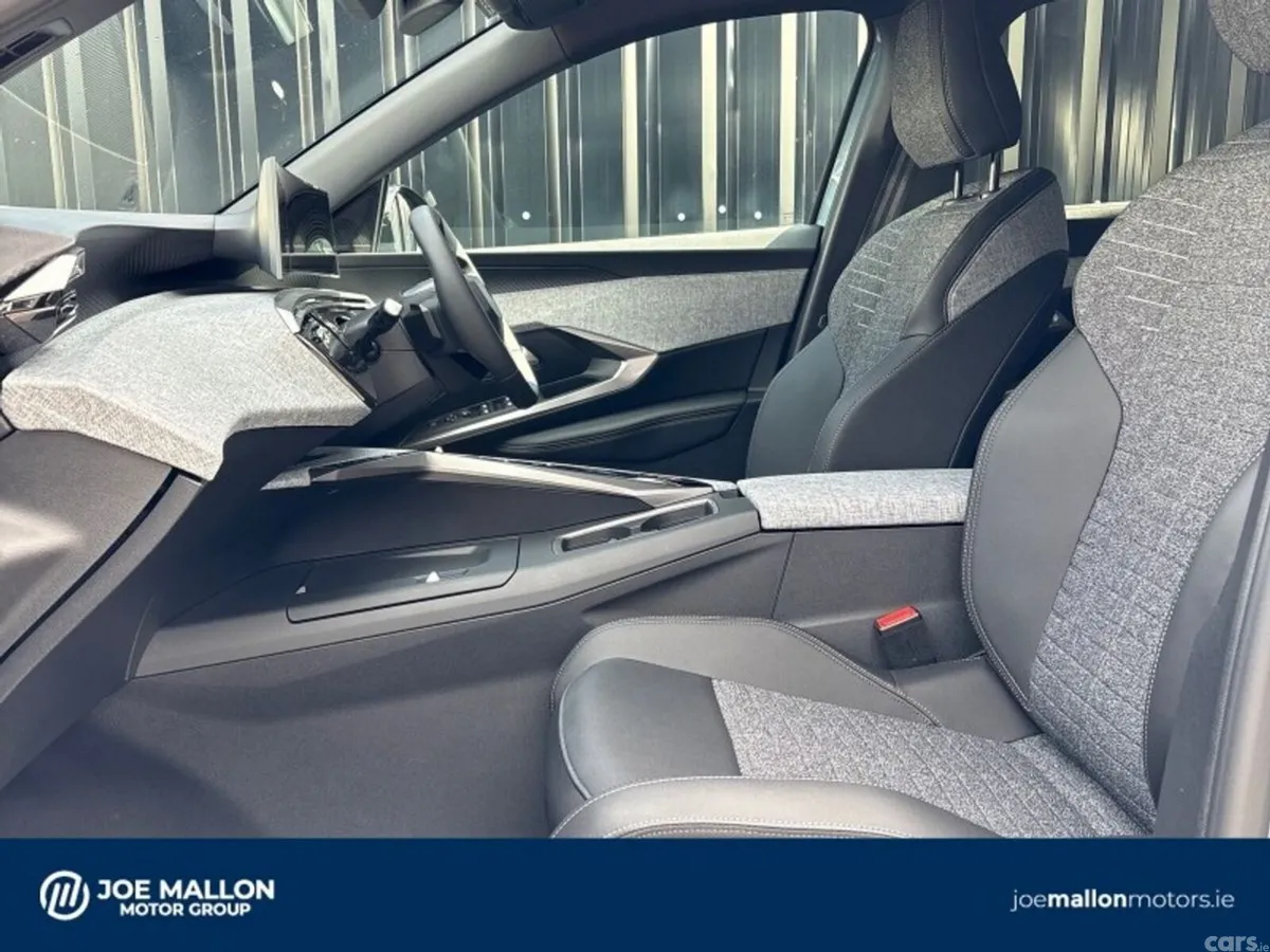Peugeot 5008 MPV, Petrol, 2026, Blue