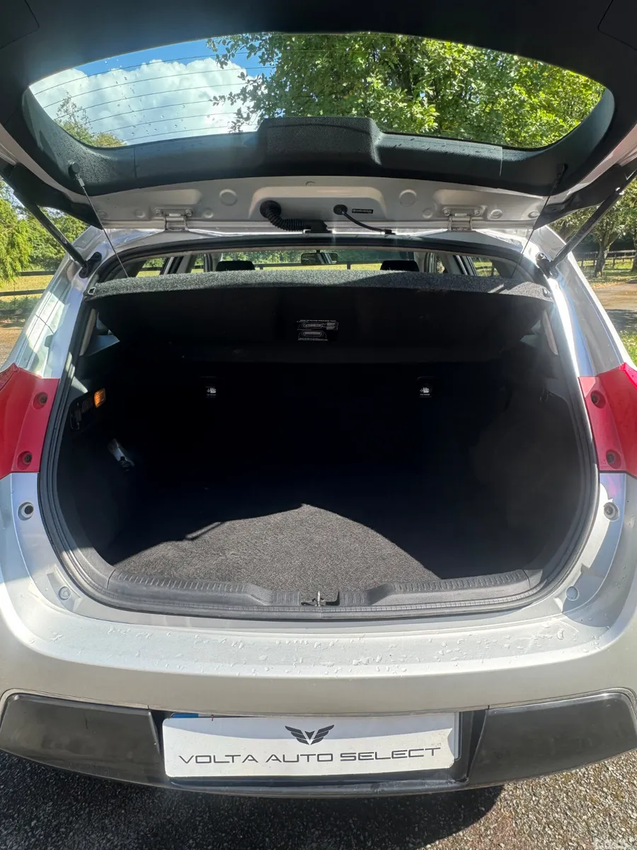 Toyota Auris Hatchback, Diesel, 2014, Silver
