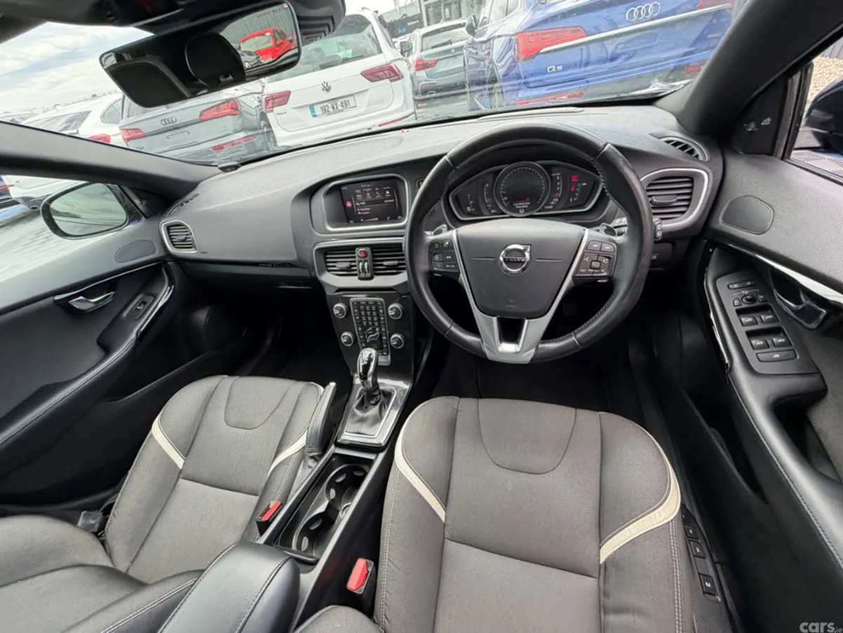 Volvo V40 Hatchback, Diesel, 2018, Black
