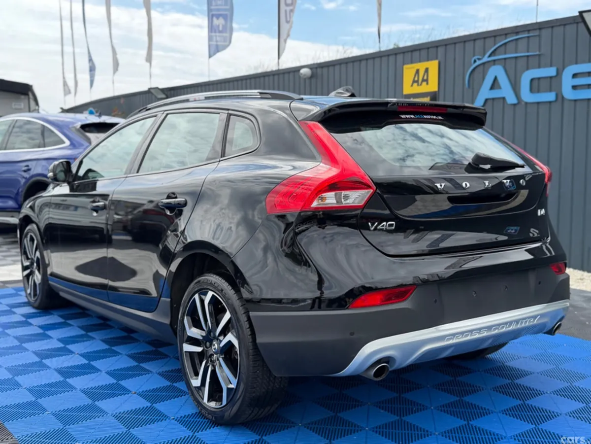 Volvo V40 Hatchback, Diesel, 2018, Black