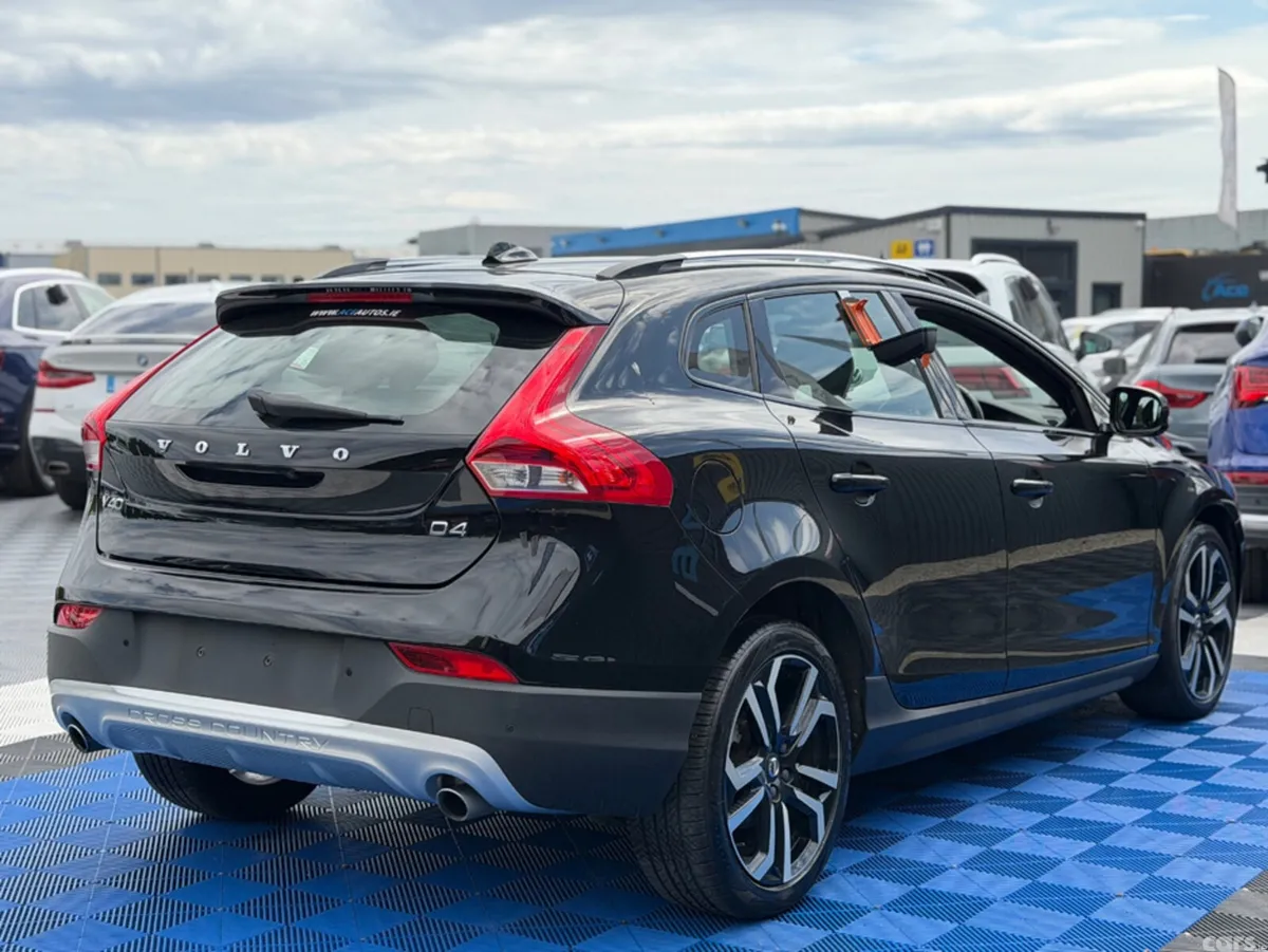 Volvo V40 Hatchback, Diesel, 2018, Black