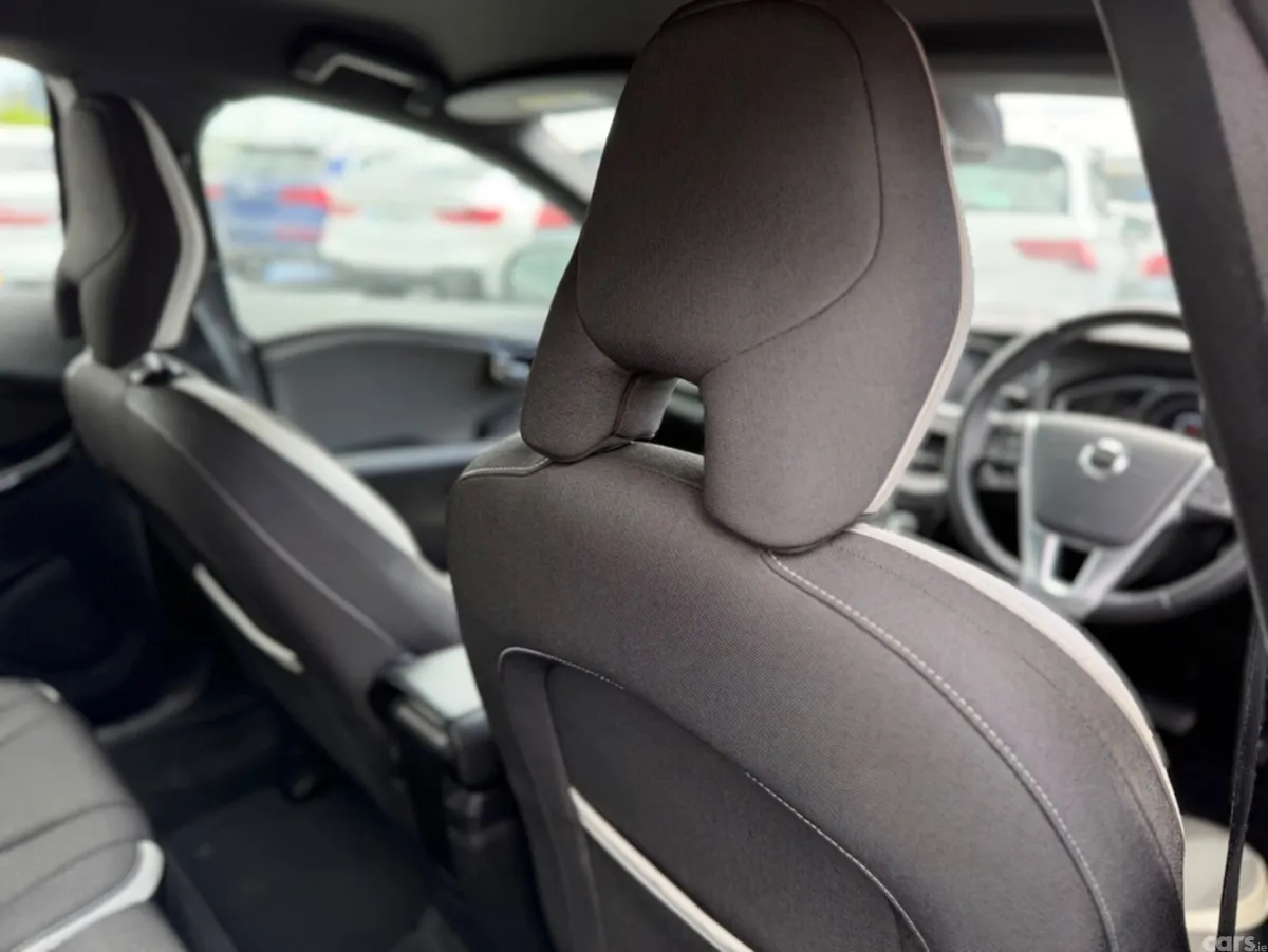 Volvo V40 Hatchback, Diesel, 2018, Black