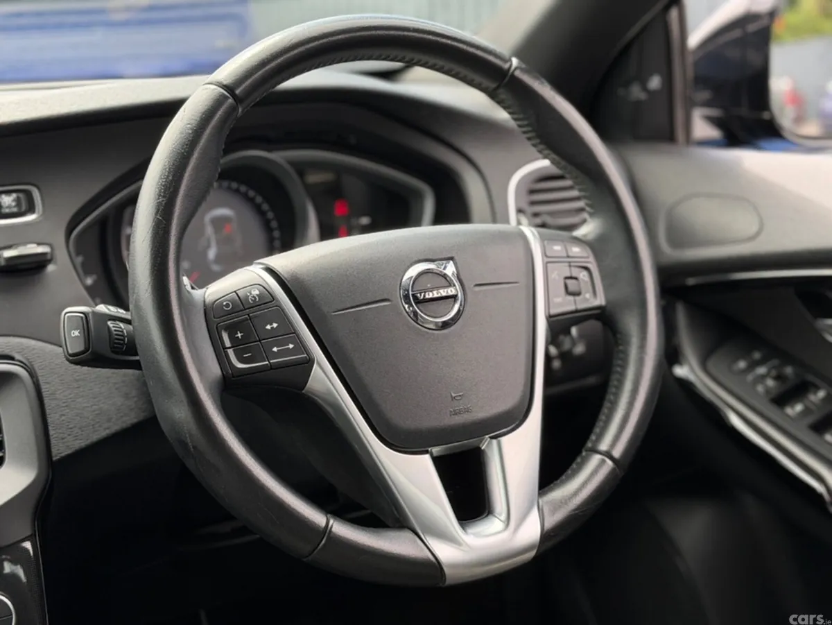 Volvo V40 Hatchback, Diesel, 2018, Black