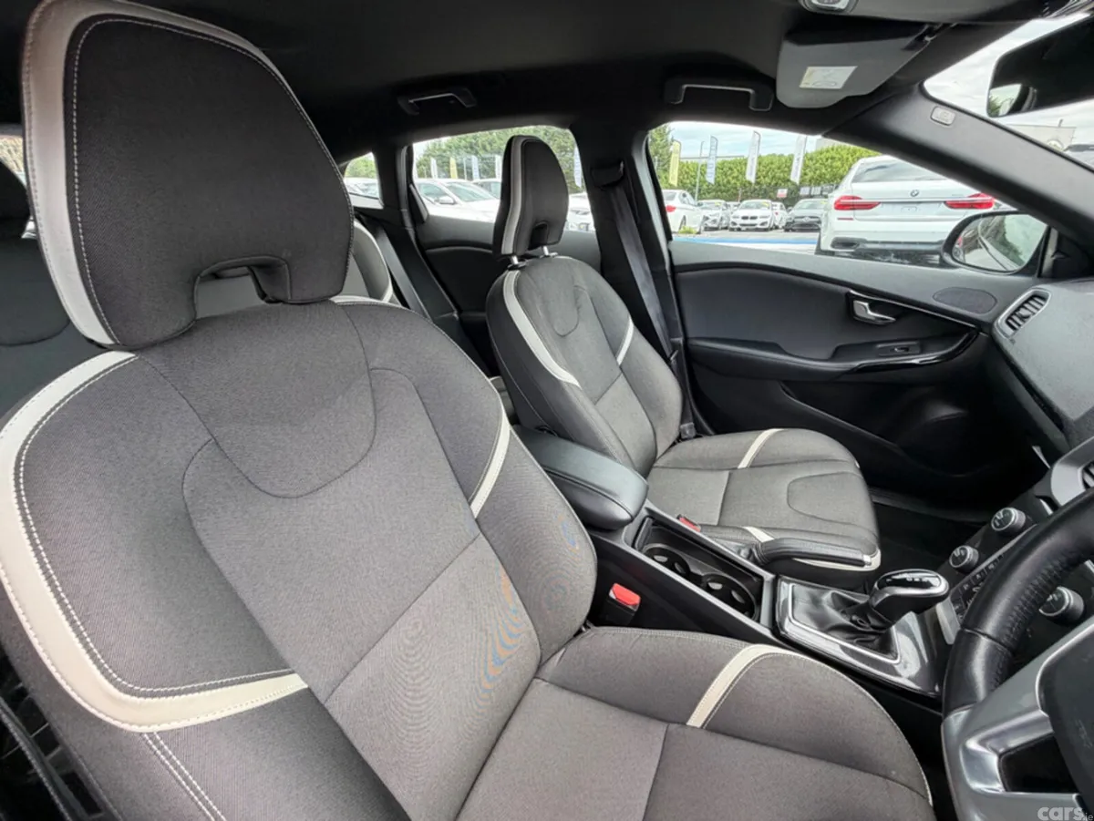 Volvo V40 Hatchback, Diesel, 2018, Black