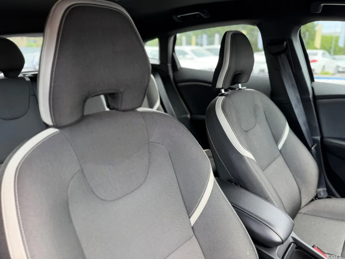 Volvo V40 Hatchback, Diesel, 2018, Black
