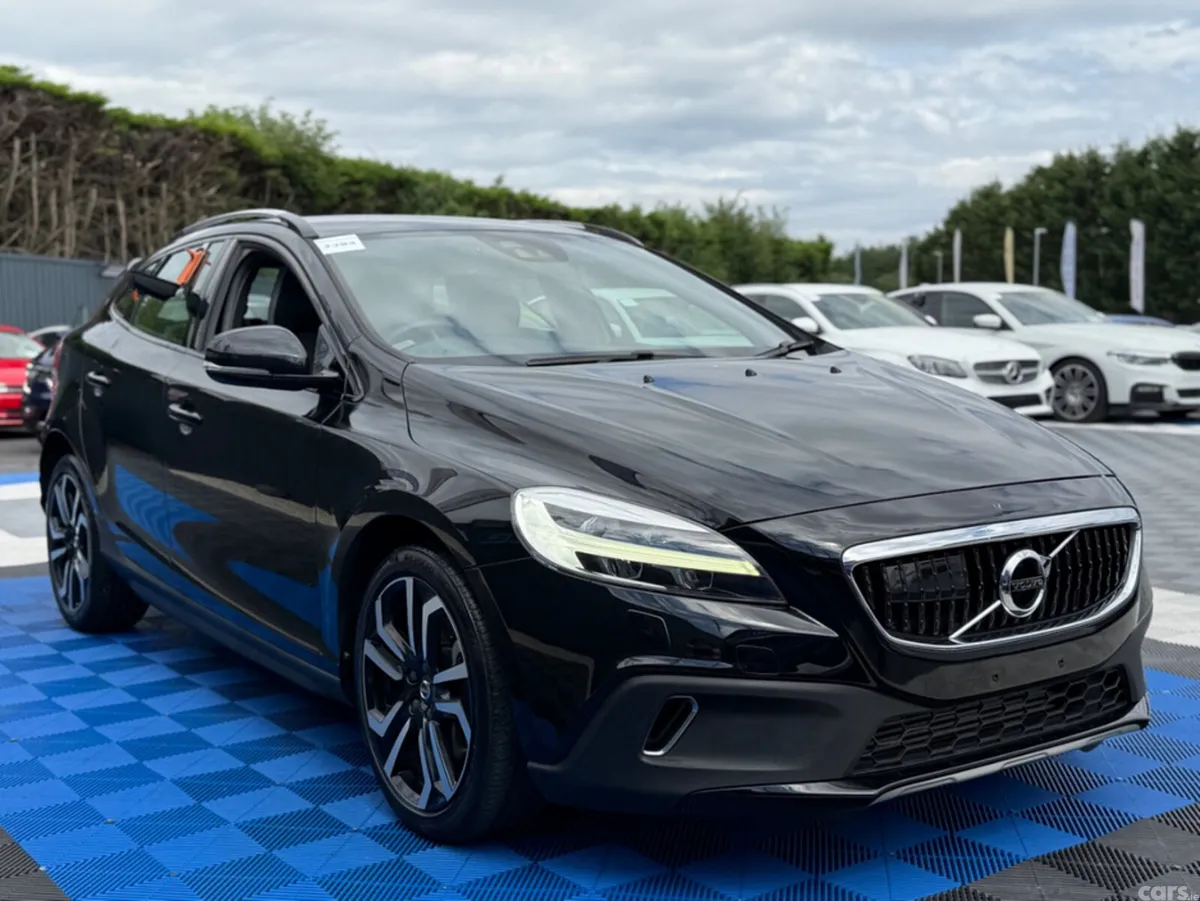 Volvo V40 Hatchback, Diesel, 2018, Black