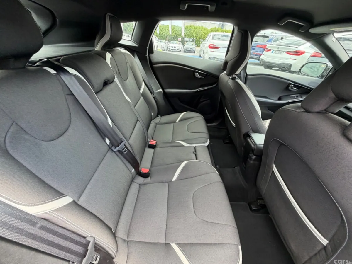 Volvo V40 Hatchback, Diesel, 2018, Black