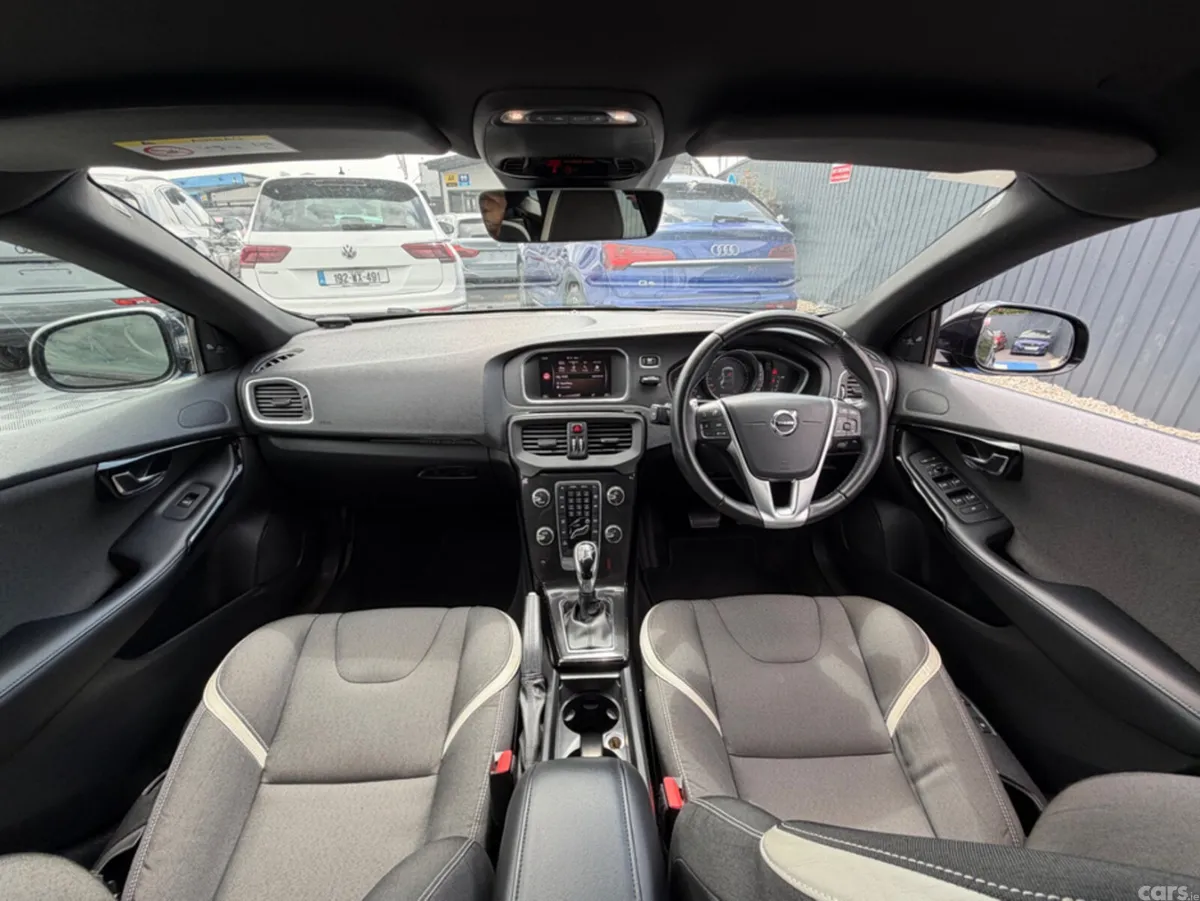 Volvo V40 Hatchback, Diesel, 2018, Black
