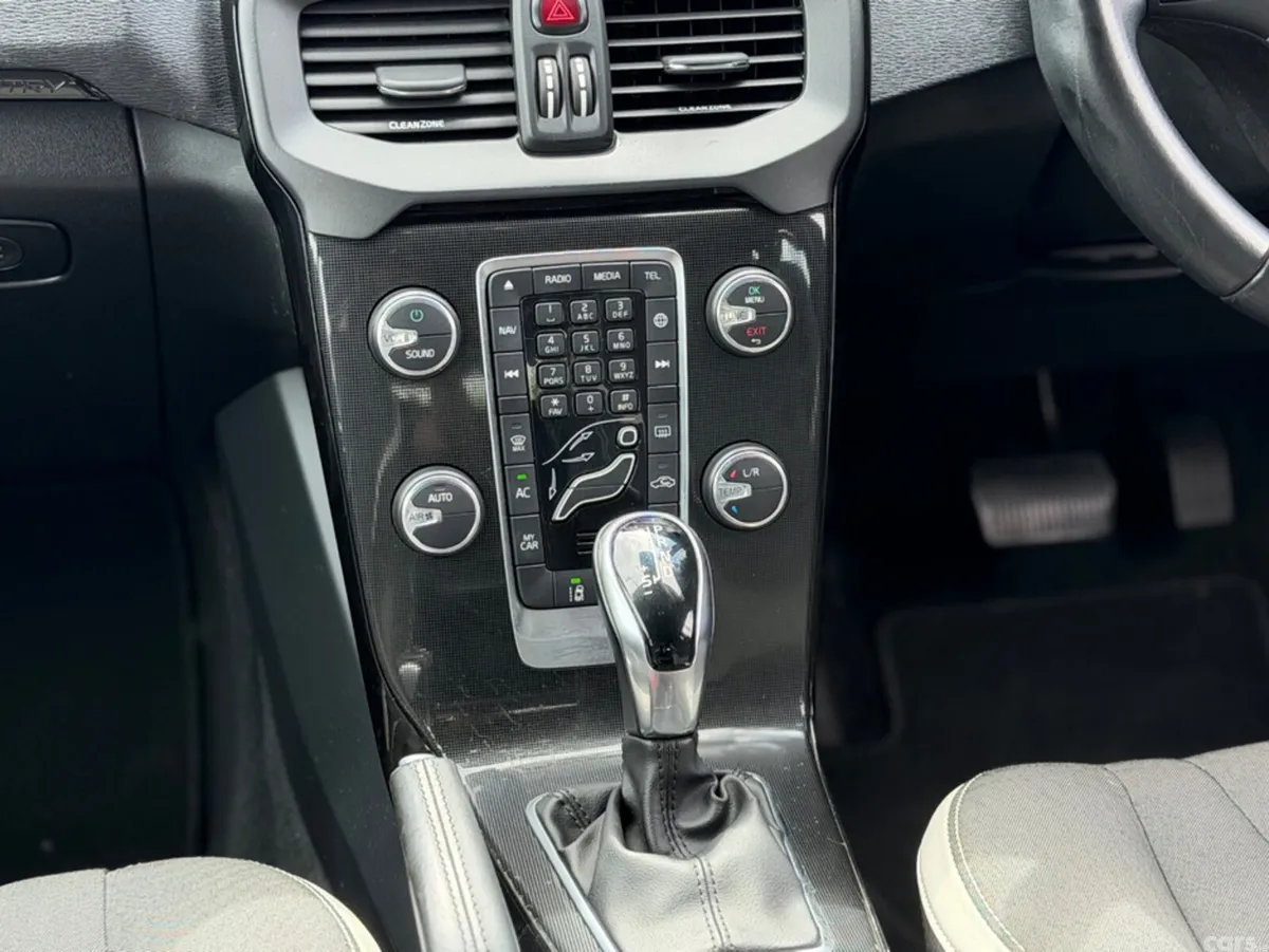 Volvo V40 Hatchback, Diesel, 2018, Black