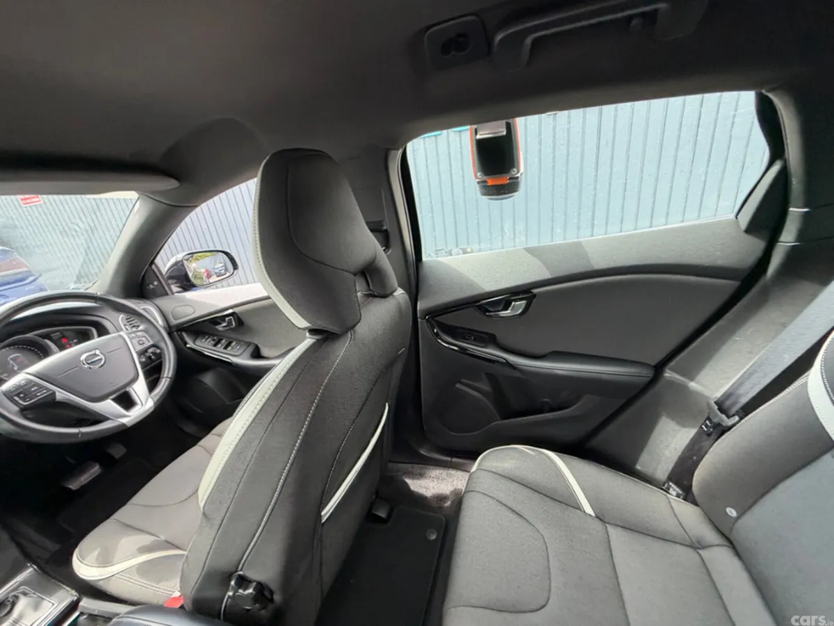 Volvo V40 Hatchback, Diesel, 2018, Black