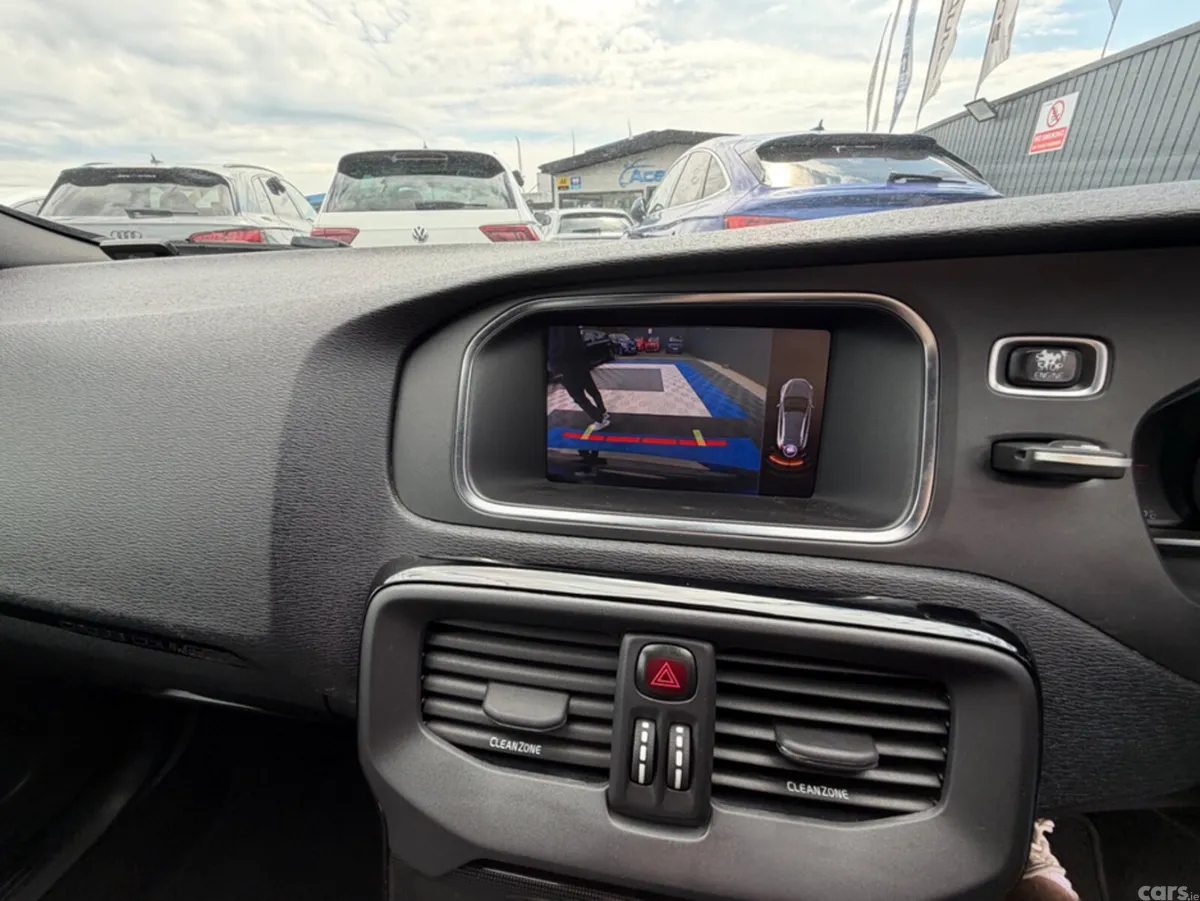 Volvo V40 Hatchback, Diesel, 2018, Black
