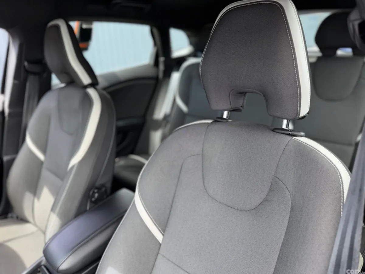 Volvo V40 Hatchback, Diesel, 2018, Black