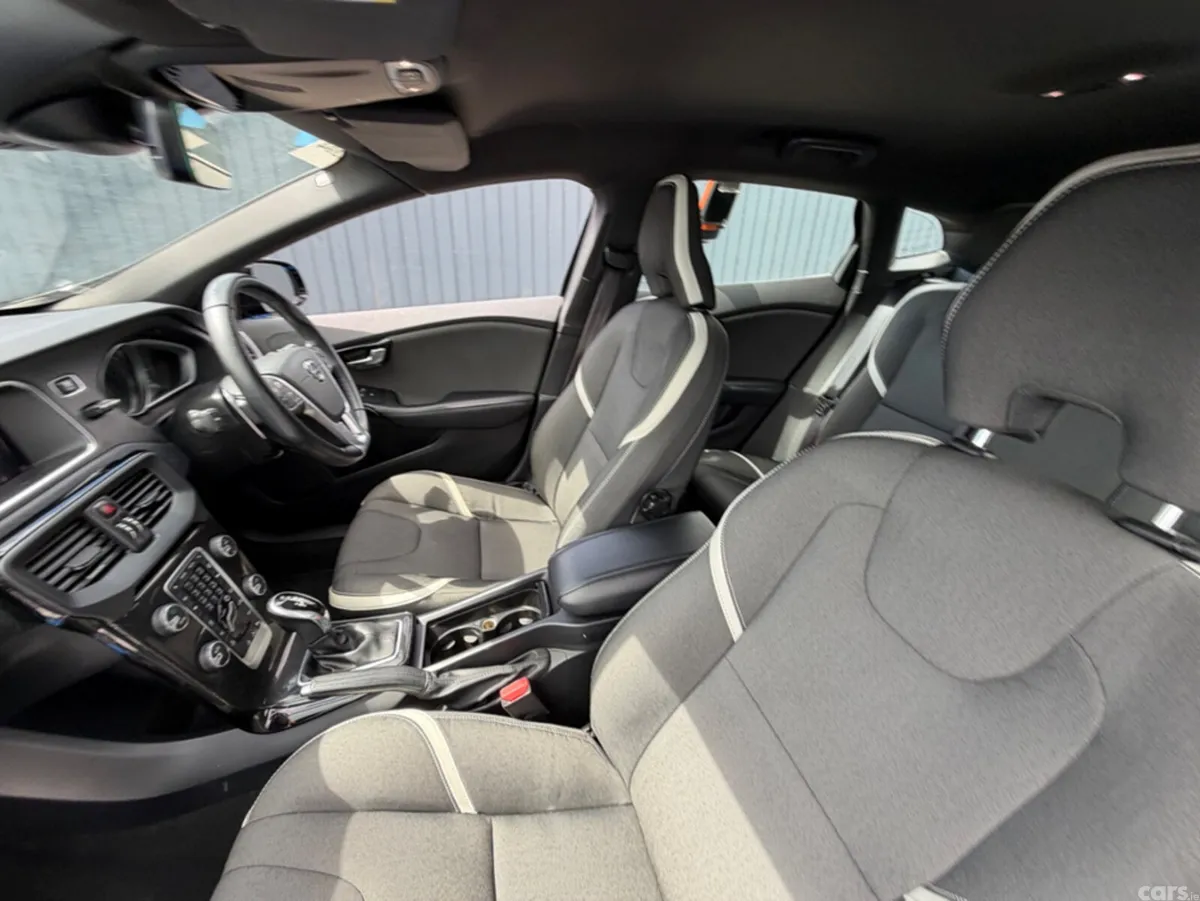 Volvo V40 Hatchback, Diesel, 2018, Black