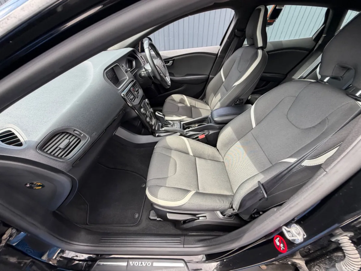 Volvo V40 Hatchback, Diesel, 2018, Black