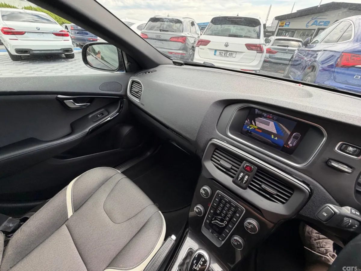 Volvo V40 Hatchback, Diesel, 2018, Black