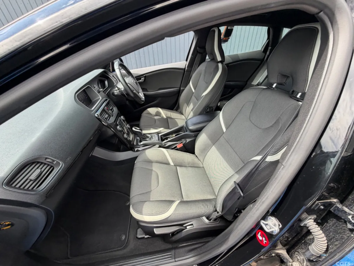 Volvo V40 Hatchback, Diesel, 2018, Black