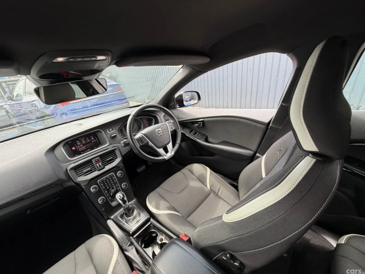 Volvo V40 Hatchback, Diesel, 2018, Black