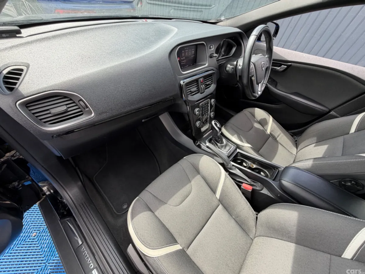 Volvo V40 Hatchback, Diesel, 2018, Black