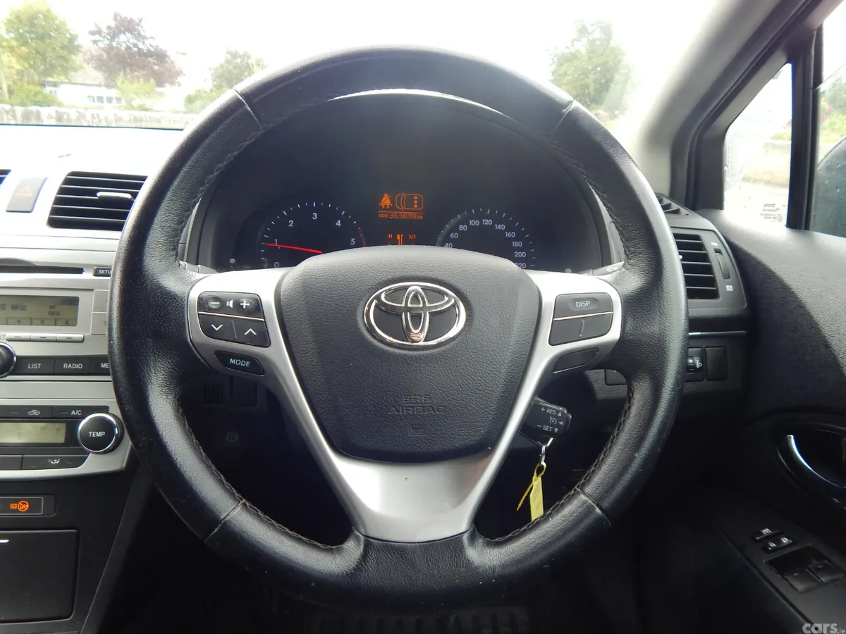 Toyota Avensis Saloon, Diesel, 2012, Red