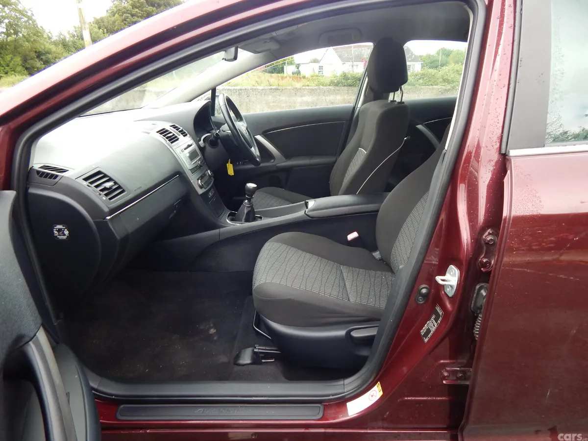 Toyota Avensis Saloon, Diesel, 2012, Red
