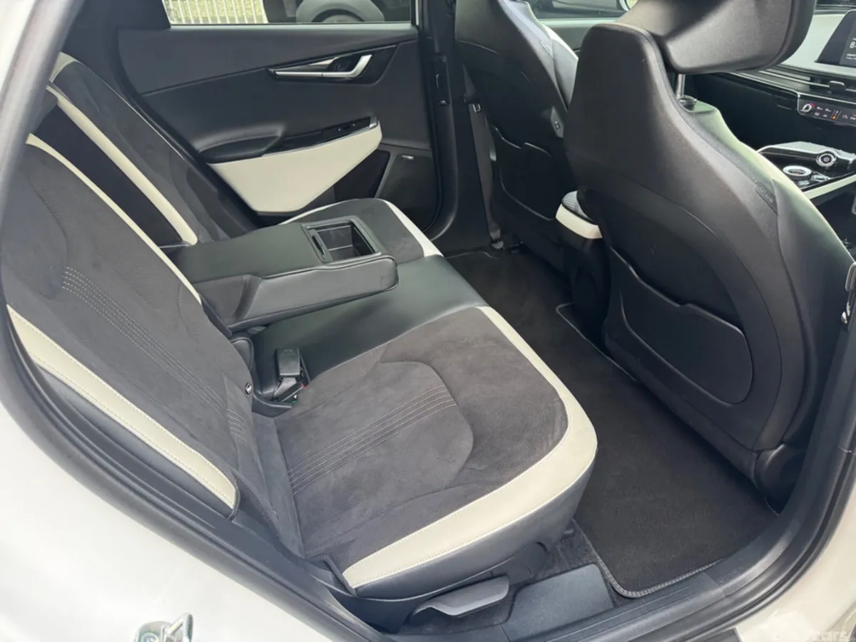 Kia EV6 Hatchback, Electric, 2023, White