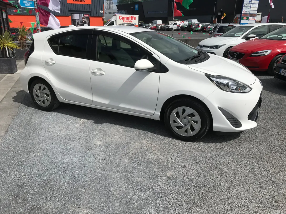 Toyota Aqua Hatchback, Petrol Hybrid, 2021, White