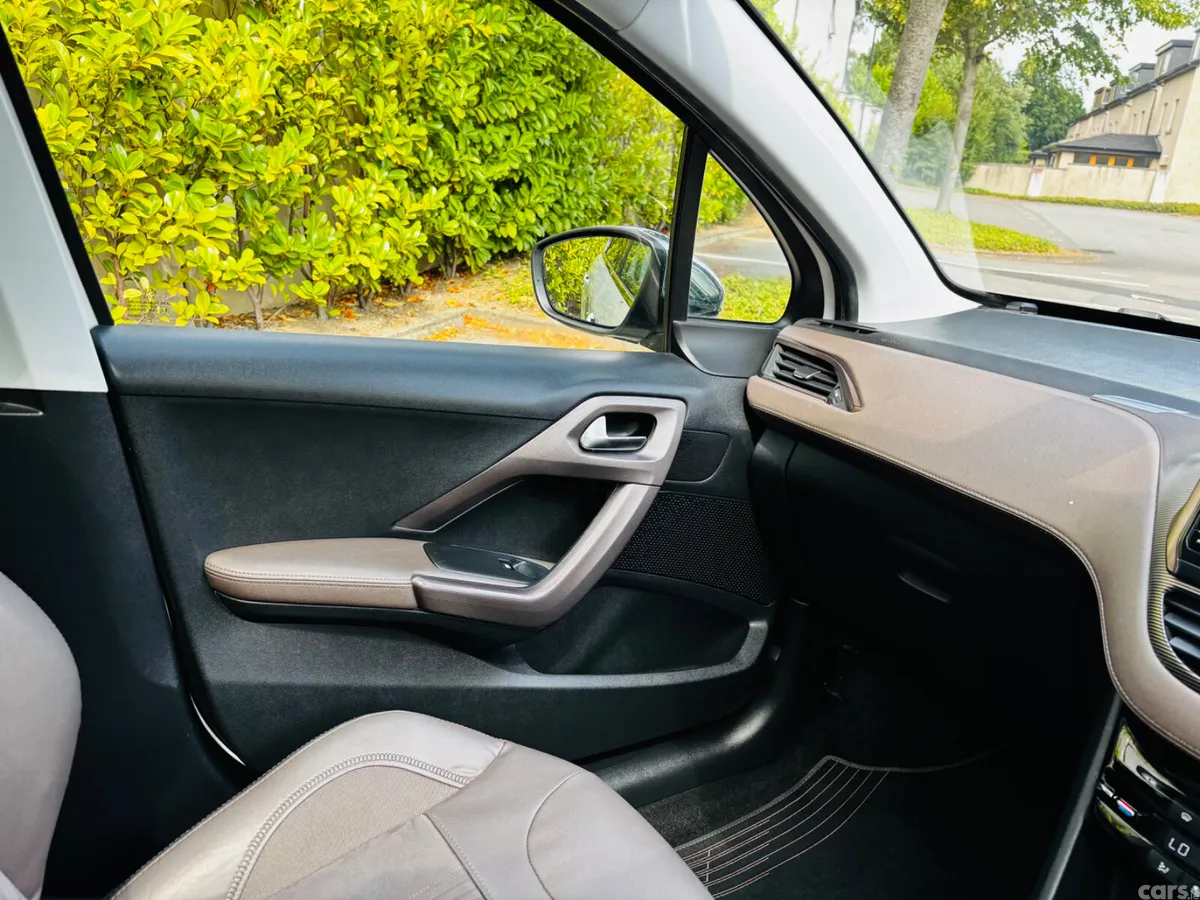 Peugeot 2008 Hatchback, Petrol, 2015, White