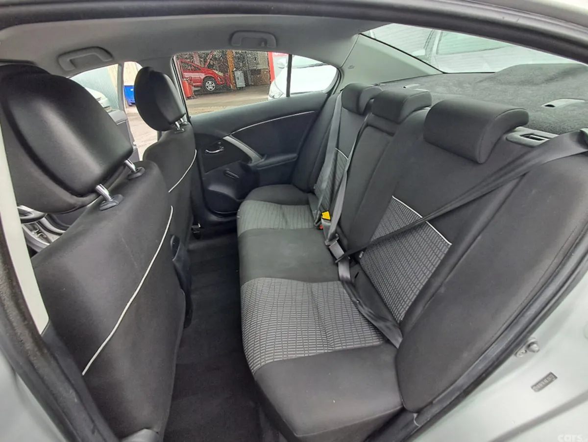 Toyota Avensis Saloon, Diesel, 2014, Silver