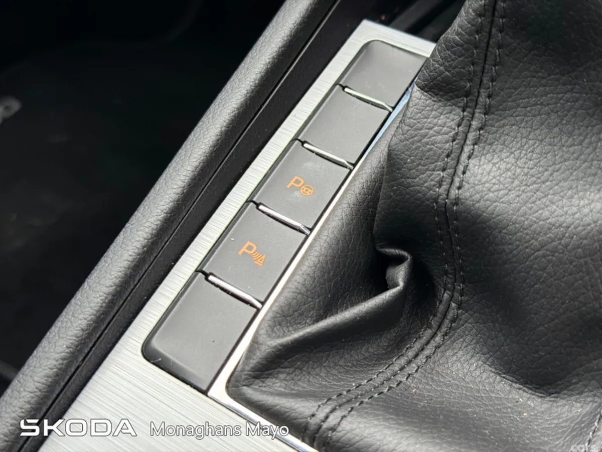 Skoda Superb Hatchback, Diesel, 2024, Blue