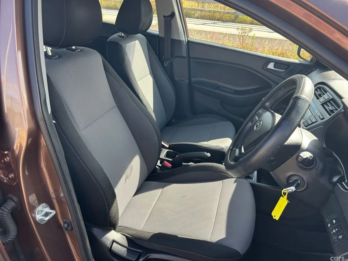 Hyundai i20 Hatchback, Petrol, 2017, Brown