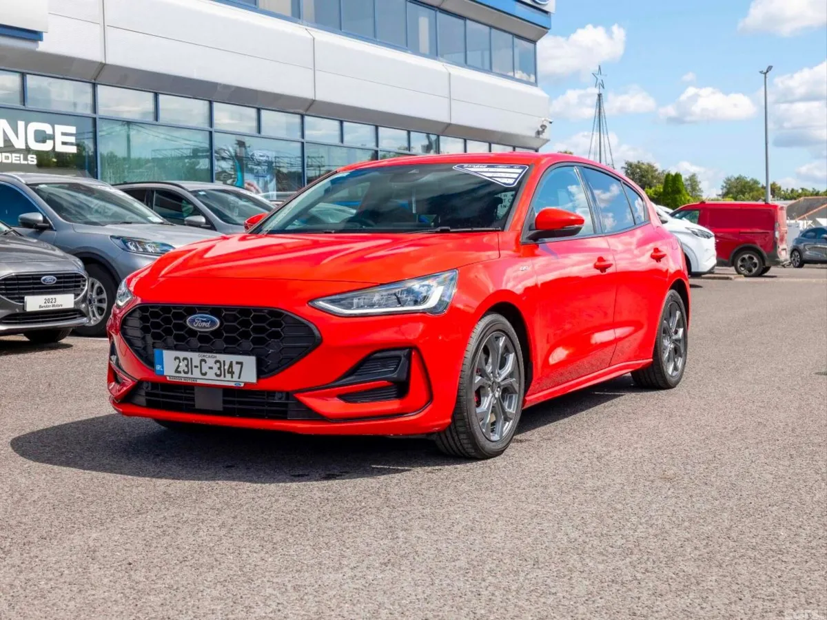 Ford Focus Hatchback, Petrol, 2023, Red