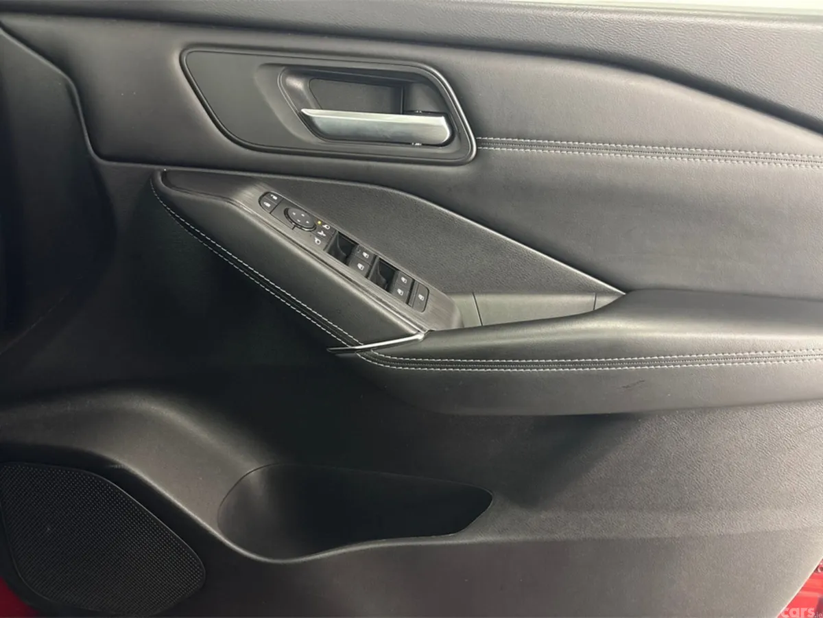 Nissan Qashqai MPV, Petrol Hybrid, 2023, Red