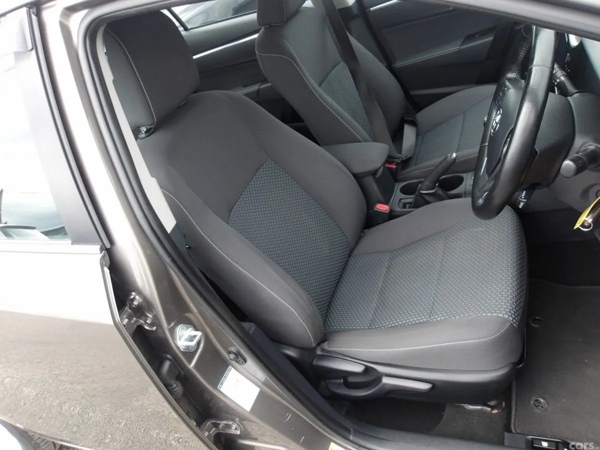 Toyota Corolla Saloon, Diesel, 2017, Grey