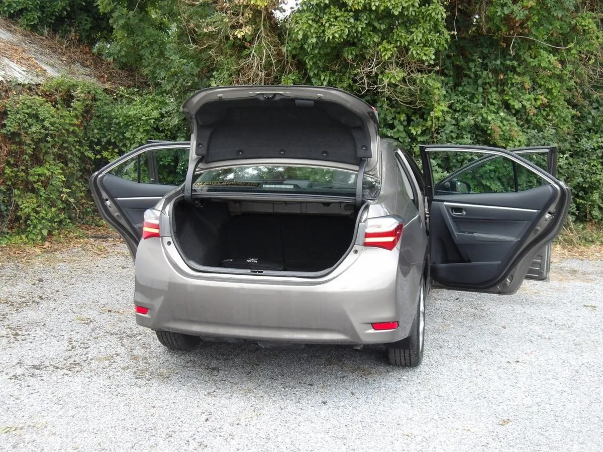 Toyota Corolla Saloon, Diesel, 2017, Grey
