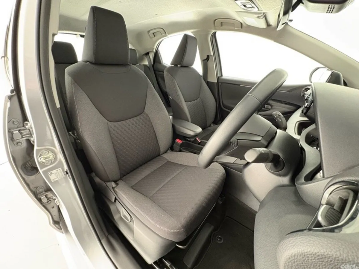 Toyota Yaris Hatchback, Petrol Hybrid, 2023, Silver