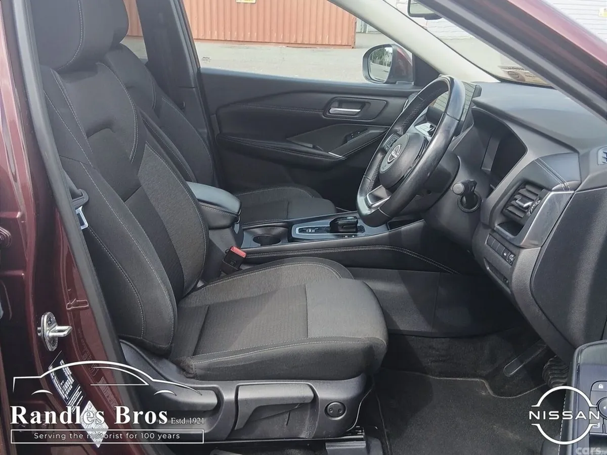 Nissan Qashqai MPV, Petrol Hybrid, 2023, Red