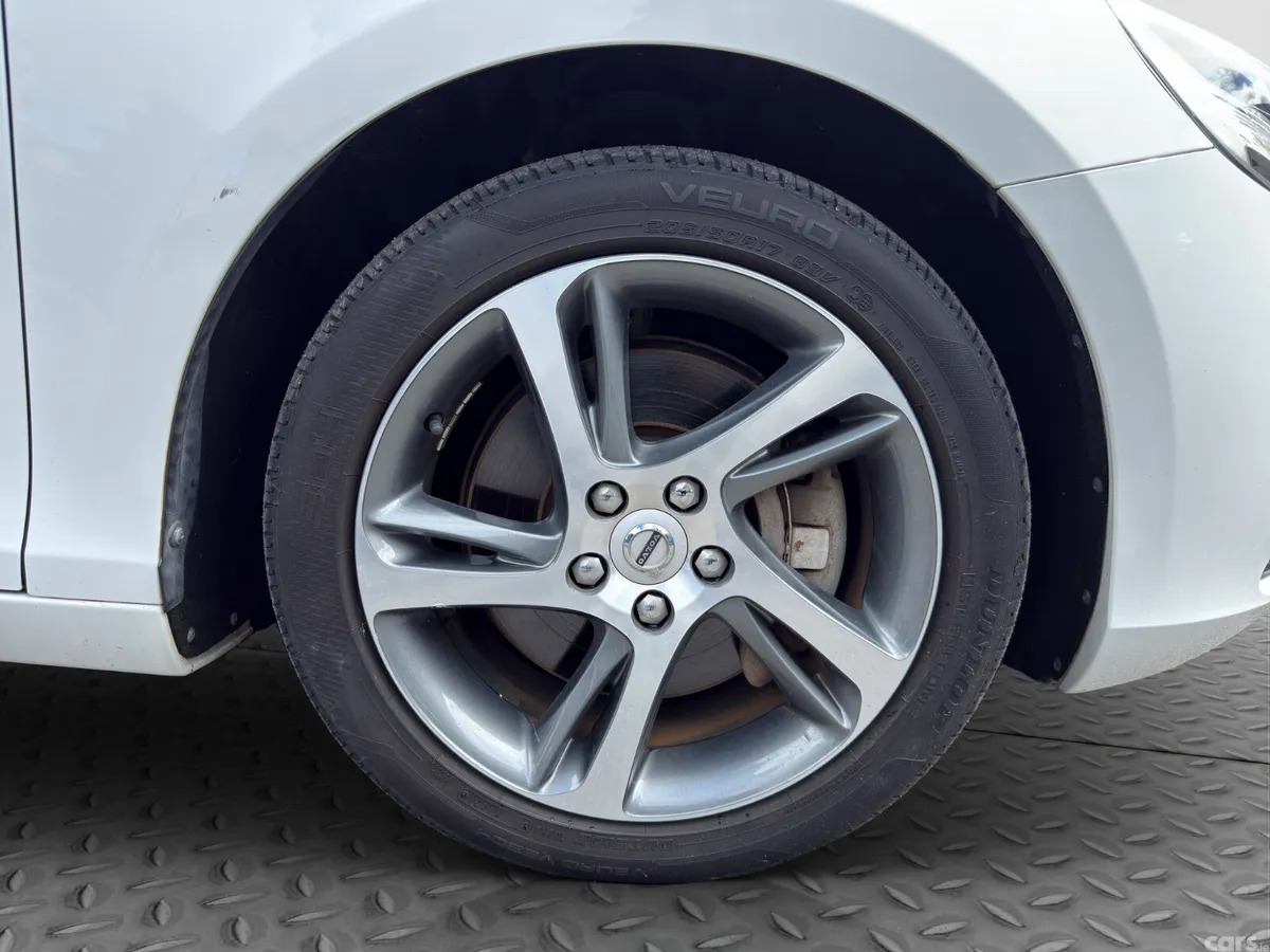 Volvo V40 Hatchback, Petrol, 2016, White