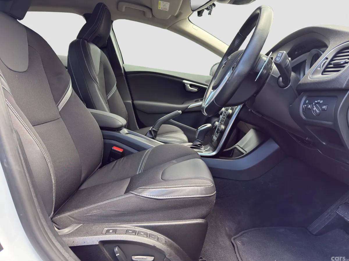 Volvo V40 Hatchback, Petrol, 2016, White