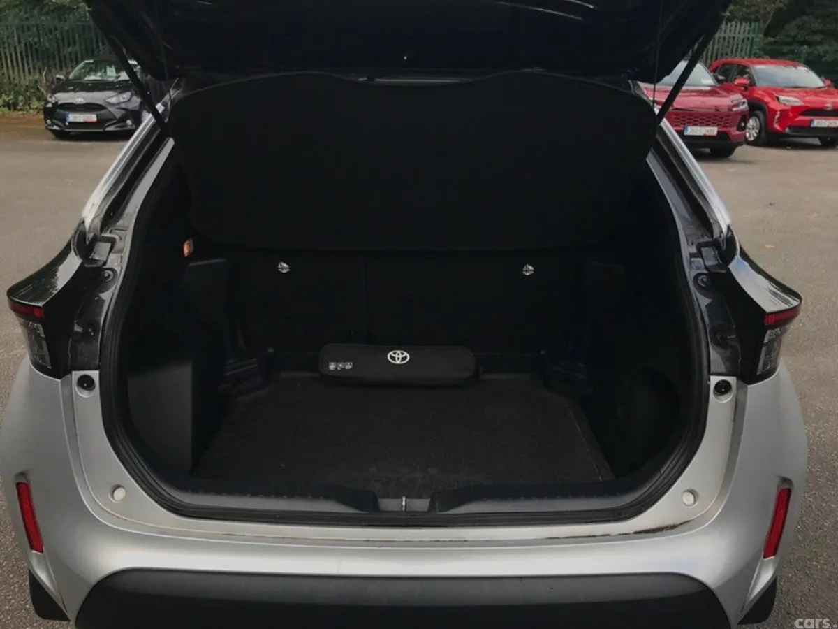 Toyota Yaris Cross Hatchback, Petrol Hybrid, 2023, Grey