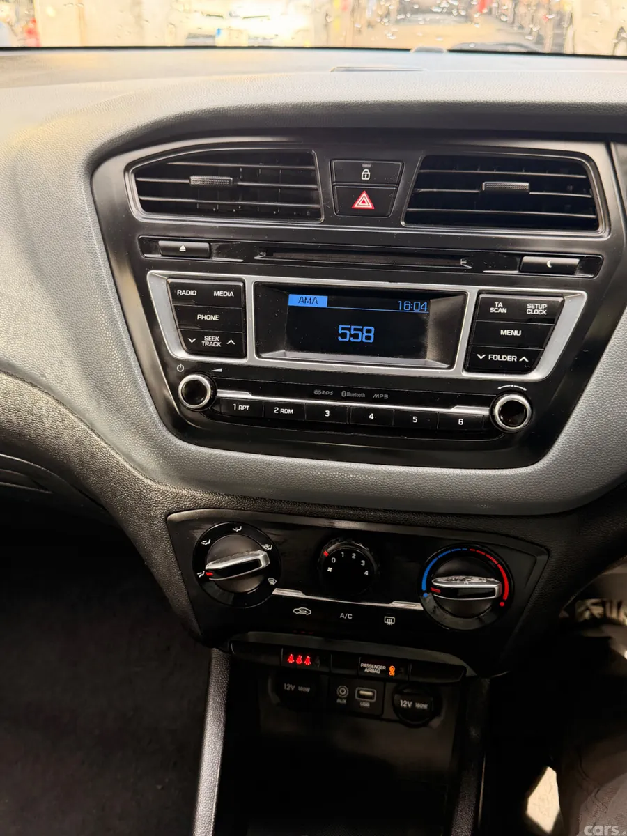 Hyundai i20 Hatchback, Petrol, 2015, Silver