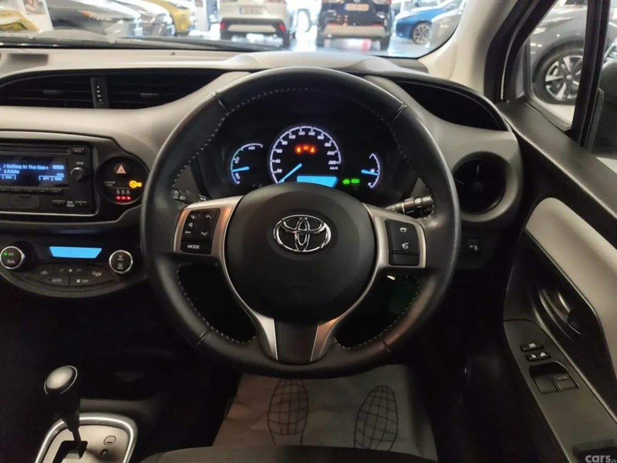 Toyota Yaris Hatchback, Petrol Hybrid, 2018, White