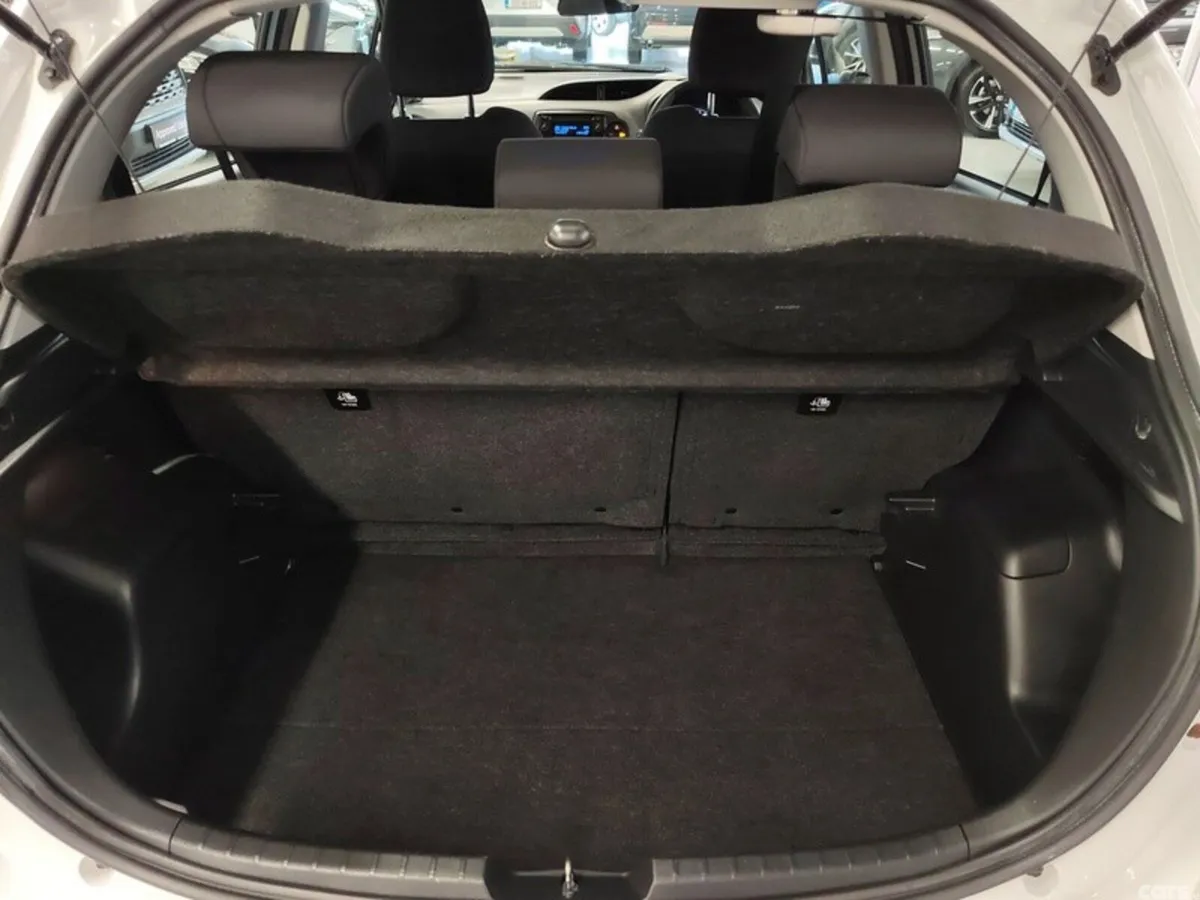 Toyota Yaris Hatchback, Petrol Hybrid, 2018, White